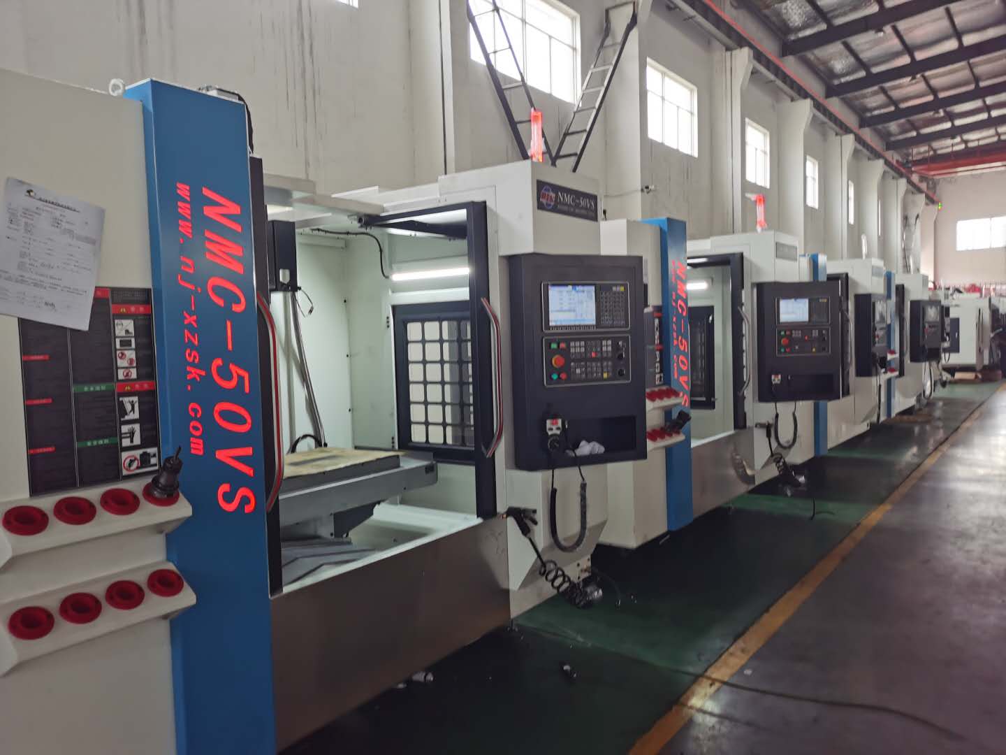 批量配置華中HNC-808D系統的加工中心車(chē)間.jpg